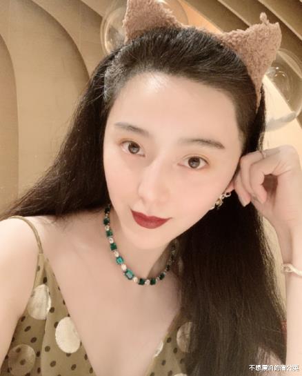 范冰冰|范冰冰开车兜风,方向盘上一双肉手抢镜,“男友视角”颜值很真实