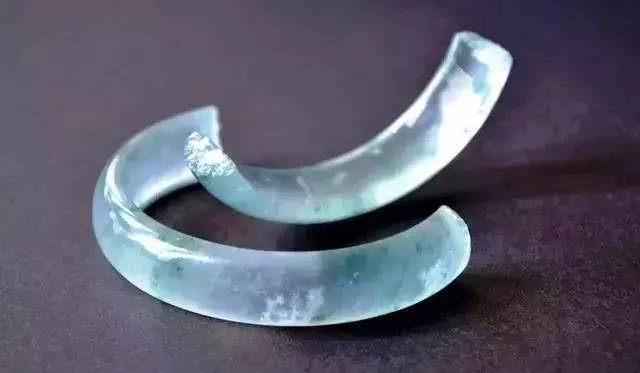 翡翠手镯|翡翠手镯如果碎的四分五裂就没用了吗？这样做更美。