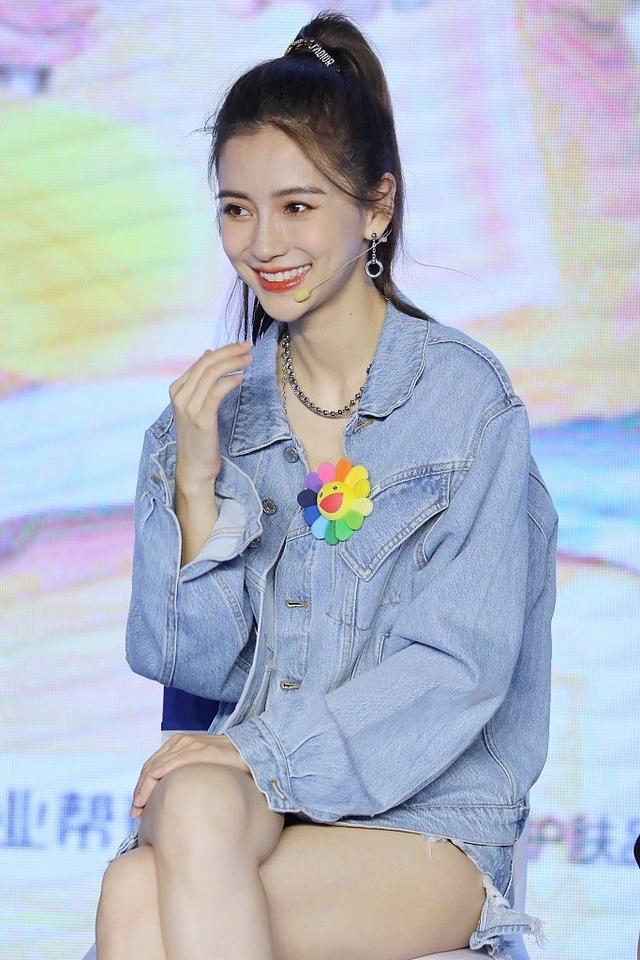 牛仔:杨颖太会穿了!一身牛仔内搭短款小背心,扎上高马尾如青春美少女