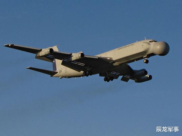 [日本]一架中国战机现身东海上空，大批日本战机火速出动，美国后悔不已