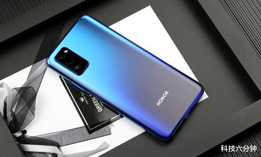 荣耀v30:从3299元降至2999元,麒麟990+40W快充+4200毫安,首批用户买早了