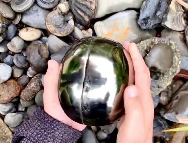 |小伙在海边发现“黄金蛋”，冒险打开后，珍贵物体降临人间