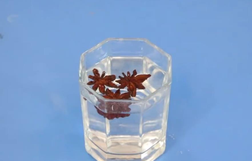 ▲八角和白酒混在一起，解决了好多人的大难题，不知道的亏大了！