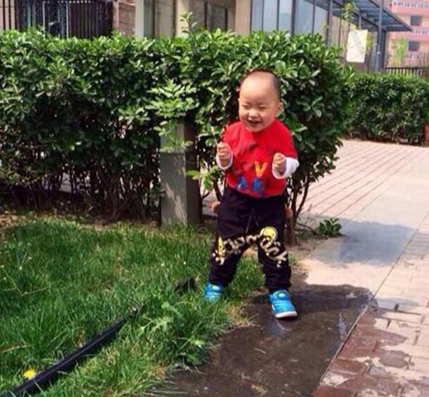 |带你参观于震的豪宅，家里有五个孩子，加长餐桌只能放在客厅里