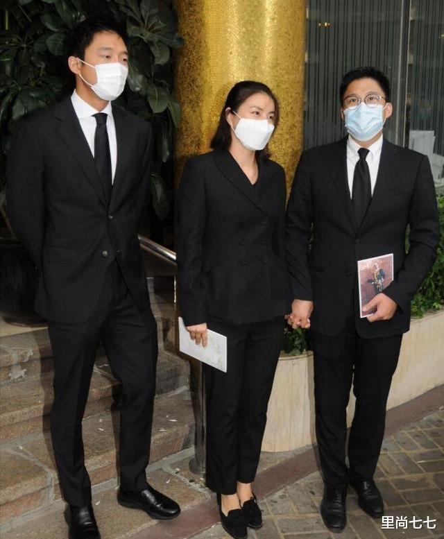 郭晶晶|郭晶晶亲妈随一家五口露面，头发花白很朴素，与婆婆朱玲玲差别大