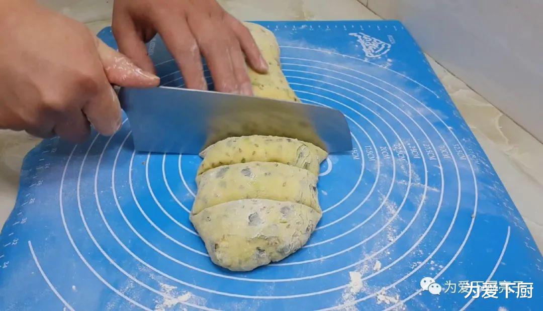 [面粉]面粉又出新吃法，撒1把葱花，柔软蓬松不油腻，比烧饼面包还好吃