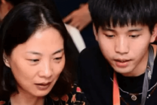 阿里巴巴@马云刚开公司的时候,答应前台小妹干满10年就给2亿,她结果怎样