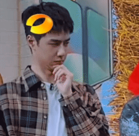 王一博|《天天向上》王一博用喉结跳舞，玩双下巴掐脖子太憨，手太大了