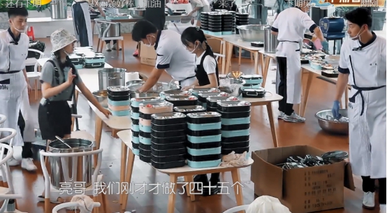 湖北|中餐厅做800份爱心盒饭，看清饭盒的标准后，是不是作秀一目了然