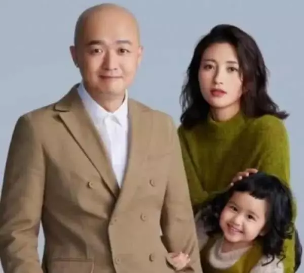 【包贝尔】明星到底多有钱,来看看包贝尔的女儿喝水的杯子就知道,一个杯子居然都能看电视
