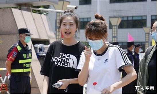 武汉|高考第一个出考场的女考生，直言能考211，却因颜值走红全网！