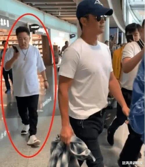 谭松韵▲有种“抢镜”叫吴京机场照,全场焦点都在后面的老大爷身上,网友:惹不起