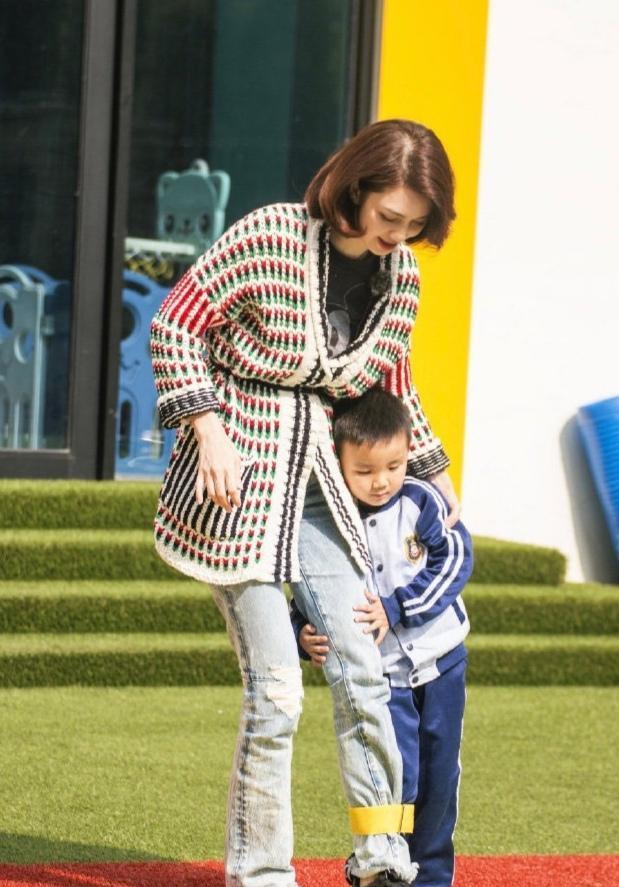 「洪欣」不愧是李嘉欣嫉妒的女人，洪欣一袭粉色长裙，配蓝眼影都那么好看
