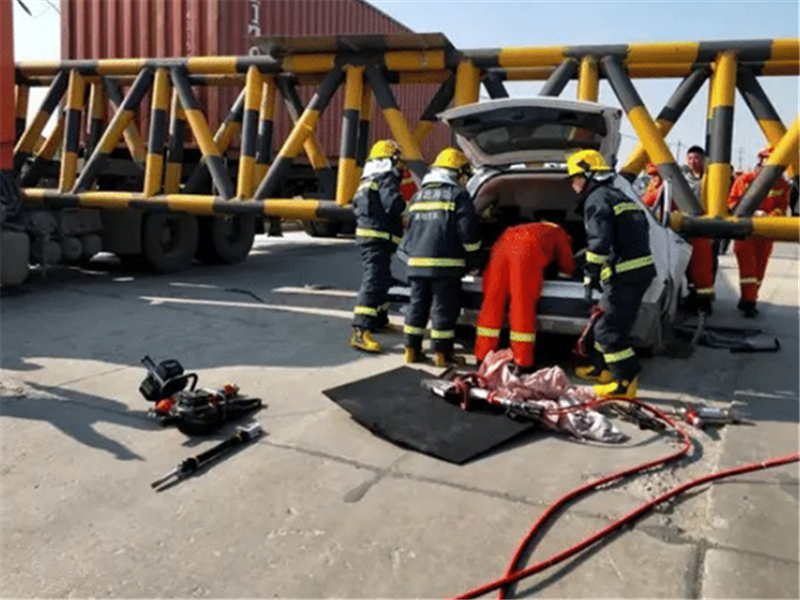 哈弗H6|哈弗H6被限高杆压扁，看到车主的状态后，网友：这就是国产“神车”？