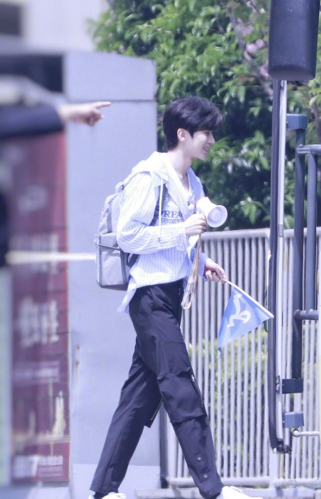 「蔡徐坤」奔跑吧蔡徐坤变身“小导游”？极限挑战热巴p图？粉丝：可爱！