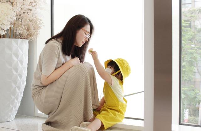 『陈怡蓉』陈怡蓉罕晒爱女正面照，母亲节收花超欣慰，唯一愿望盼其不长残