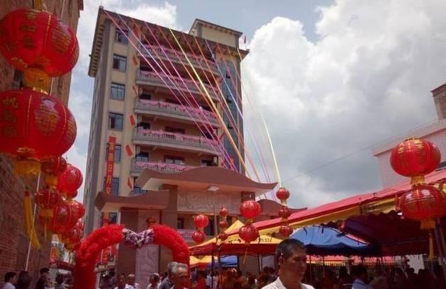 广东土豪荣归故里, 一千万打造8层豪华大别墅, 大宴全村!