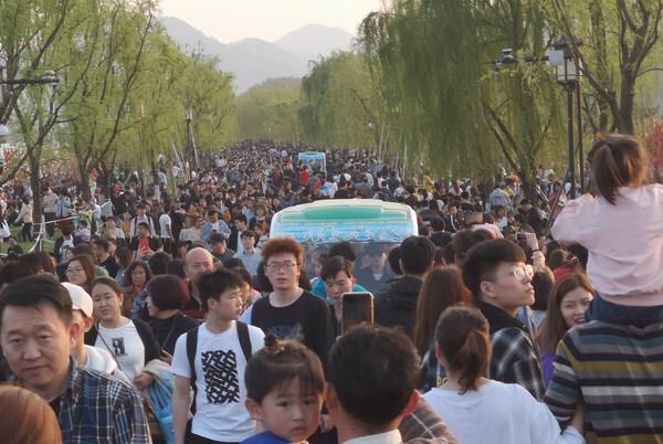 「鼓浪屿」国内坑人5大景点，鼓浪屿，西湖上榜，一景点上香高达6000！