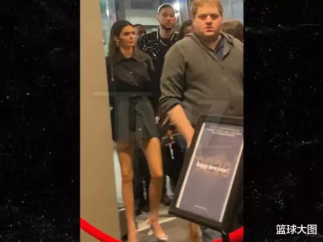 西蒙斯■贵圈真乱!西蒙斯绿得发光!布克和詹娜被拍到在车里……