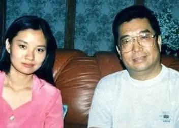 李双江|81岁李双江夫妇近照，相差27岁看不出年龄差，曾为儿子操碎心