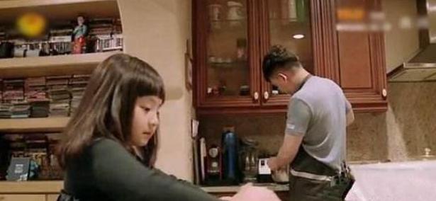 『』黄磊晒出自己住的豪宅，全屋装修金碧辉煌，连屋顶都是金色的
