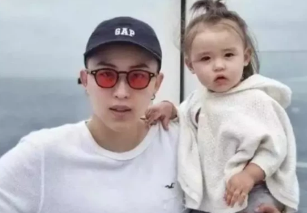 那个不惜一切花50万到国外购买精子的29岁CEO，生下5国混血，如今成这样