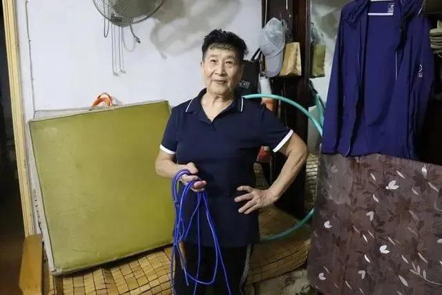 健身|79岁奶奶每天坚持平板支撑6分钟，跳绳1000个，这状态就问你服不服？