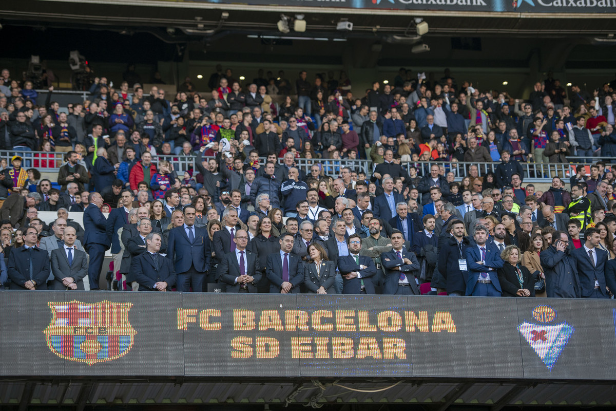 「巴塞罗那」同样是降薪，为何拜仁能一致通过，巴萨却异常艰难问题多多？