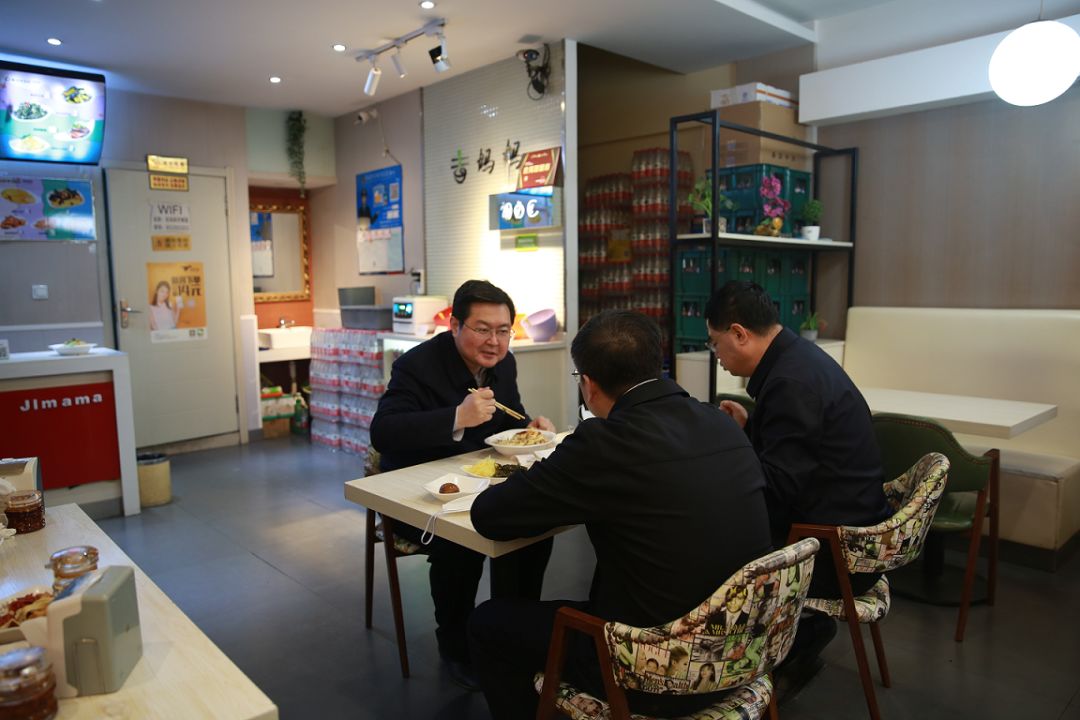 『郑州』看饿了！长春常务副市长带头“下馆子”，网友：我也要同款打卤面！