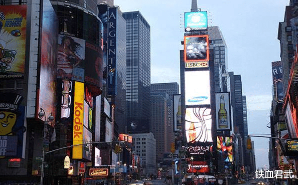 「」三重危机之下，美国经济萎缩超出预料，关键时刻中国传来好消息