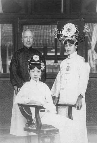 婉容|皇后婉容真实容貌：确实漂亮，女儿出生就被扔锅炉，图5是抽烟照