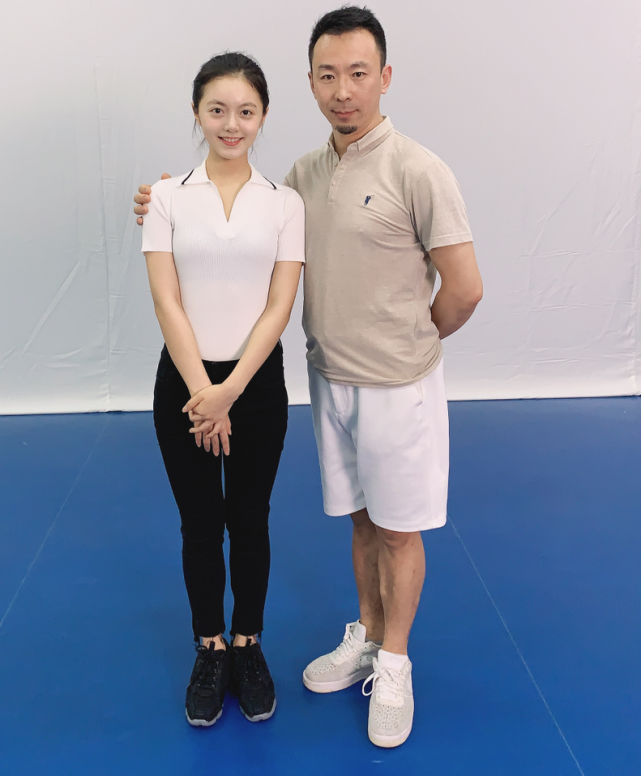 赵今麦|赵今麦与高考舞蹈班老师合照传出,穿搭引热议,这才是艺术生该有的“形体”
