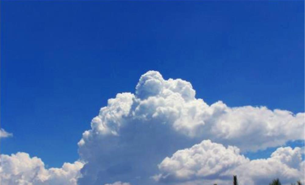 ：一朵云的重量将近50万公斤，那为什么它不掉下来？