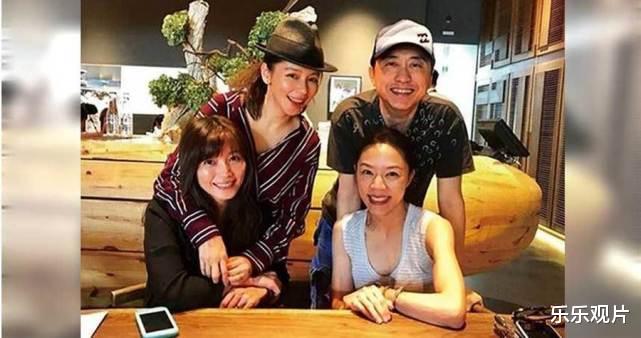 『庾澄庆』58岁庾澄庆陪娇妻逛街，扮猴脸逗妻子开心，坦言生活很有平稳感