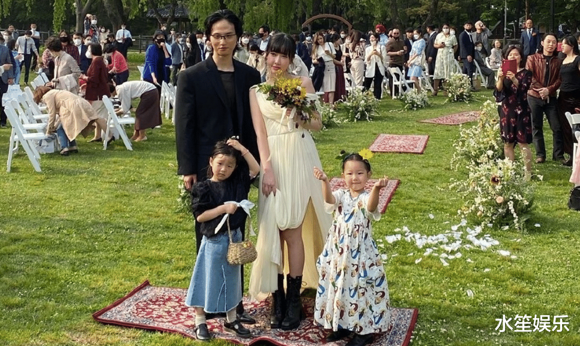 iu▲韩国宝藏乐队成员和初恋举办婚礼，IU、吴赫为其唱祝歌超应景