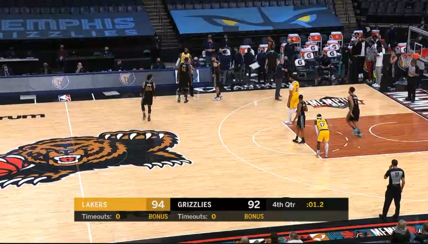 湖人隊|還剩3.5秒換下詹眉，僅過2.3秒又換上詹眉，當(dāng)時湖人主帥該多害怕？