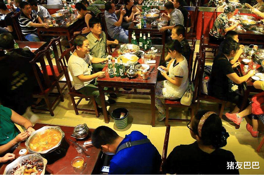 「生猪价格」下半年猪价行情如何？年底时补栏生猪还能赚钱吗？看完不纠结了！