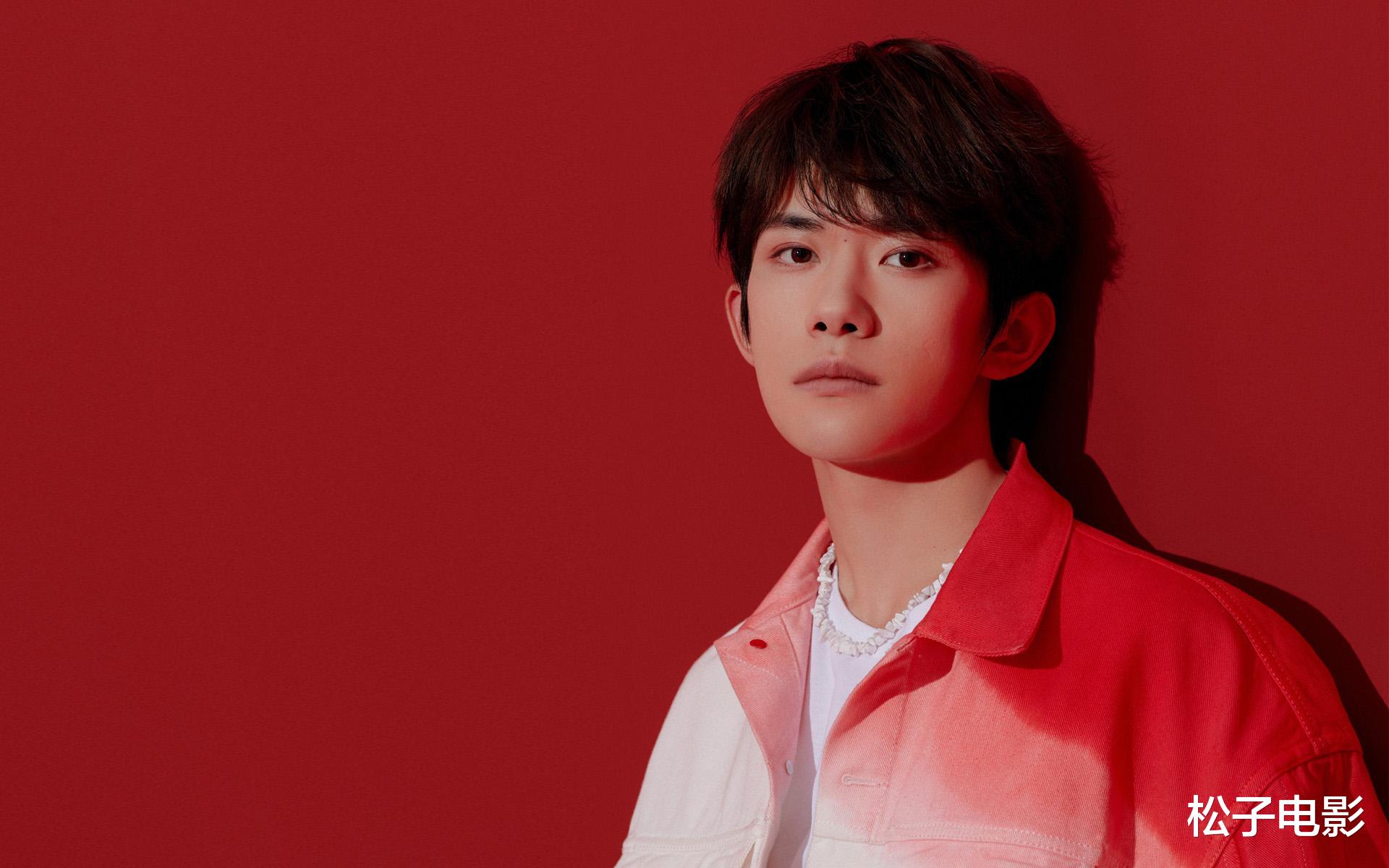 易烊千玺|易烊千玺脸部发福皮肤差，仪态像“中年人”，与黄晓明同框被吊打