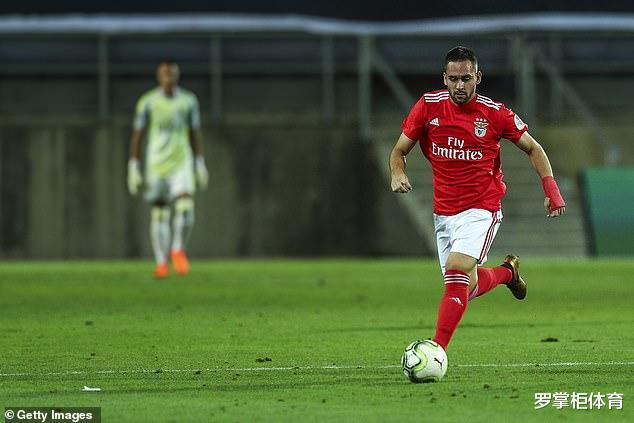 本菲卡▲太过恶劣!本菲卡葡超重启被逼平,2名球员赛后被球迷用石块砸伤