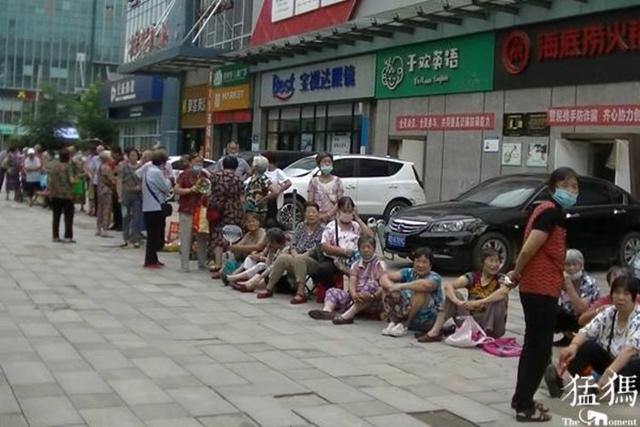 映象网|为领5斤免费大米，大爷大妈凌晨四五点排队到中午，结果活动取消了