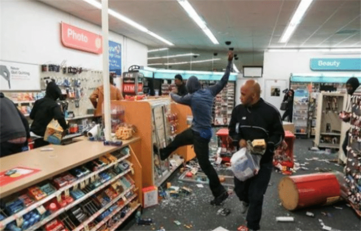 「美国」截止5月30日暴动升级，比疫情影响还严重，专家：将变成人间地狱