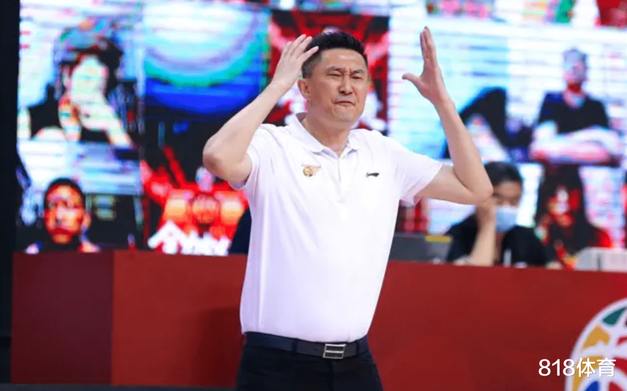 广东男篮|耻辱! 广东十冠王三节落后29分, 杜锋暂停怒拍广告牌, 威姆斯吓得赶紧跑