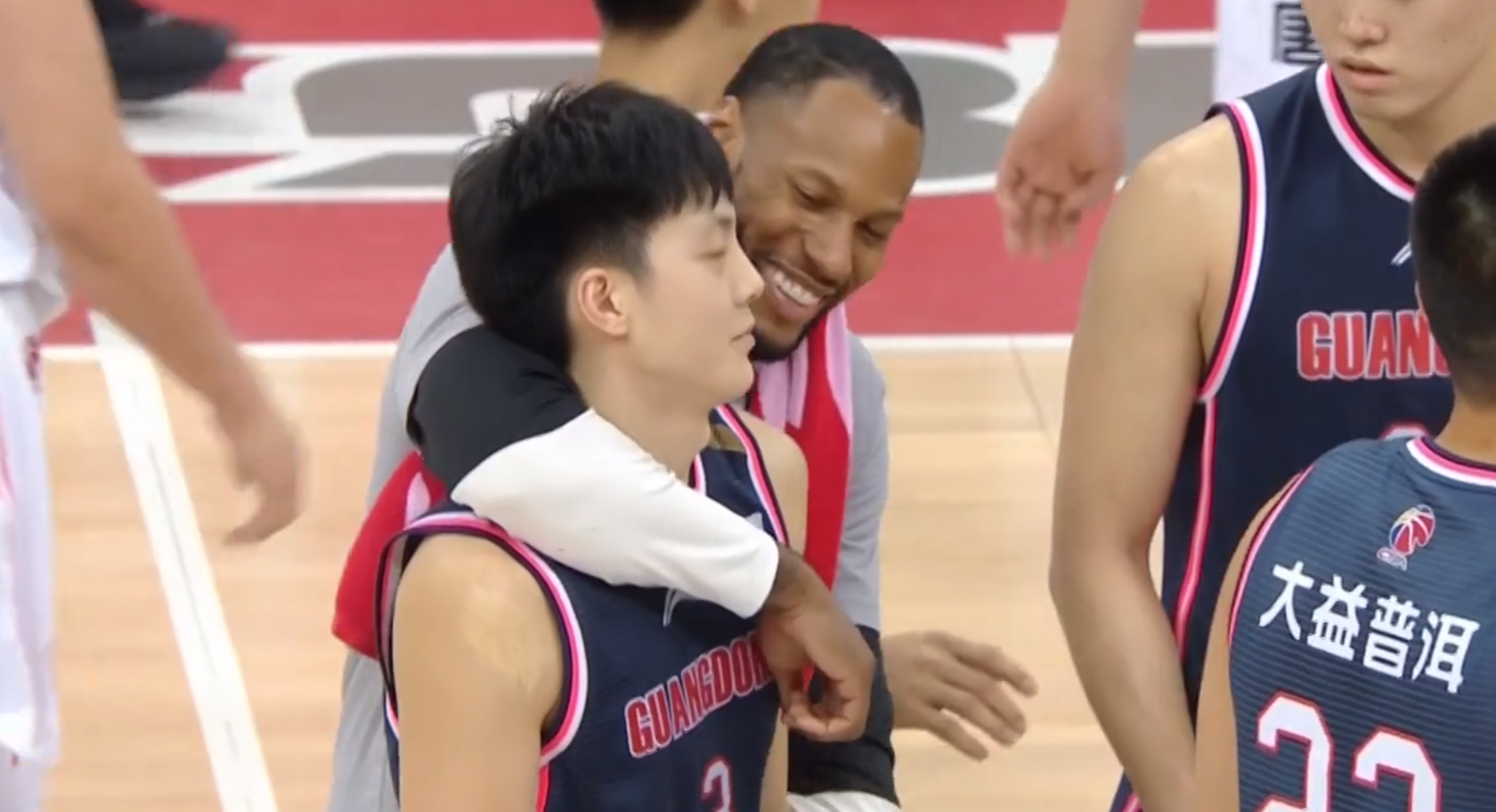广东男篮|太欢乐！疆粤大战被广东打成娱乐赛，替补席成欢乐海洋，场上变扣篮大赛
