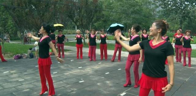 #车场#大妈又赢了！霸占停车场跳广场舞，车场无奈妥协，能不惯着她们吗