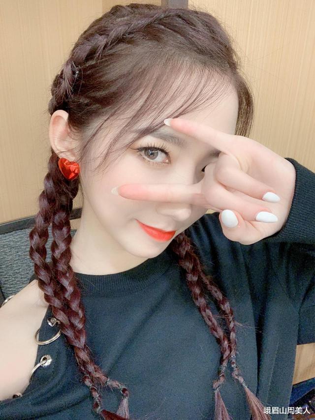 迪丽热巴▲头发长了别披着！今年流行迪丽热巴的“香蕉头”，时髦减龄有气质