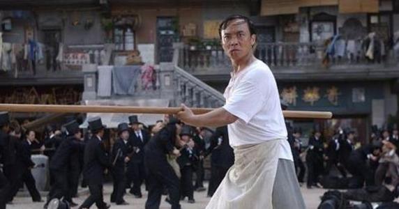 影帝|他的媳妇是“亿万富姐”，儿子是年轻影帝，而他却圈中的“龙套演员”