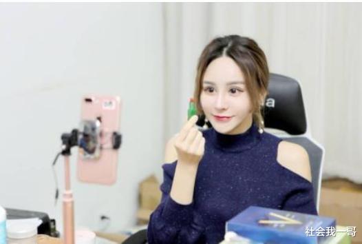 [薇娅]当红带货主播薇娅，开豪车住豪宅，老公接送上下班，事业爱情双丰收