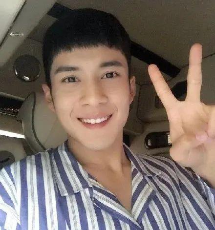 『韩东君』搂神秘女回家，穿情侣装上演摸头杀，当红小生疑似新恋情曝光