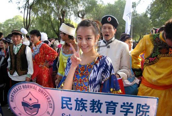 迪丽热巴|热巴衣服领口意外滑落，发现记者在拍照时，她下意识的反应亮了