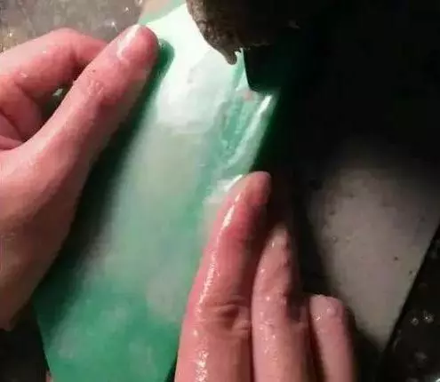 『文玩』百万买下的“帝王绿”翡翠原石,一刀下去内心忐忑不安!